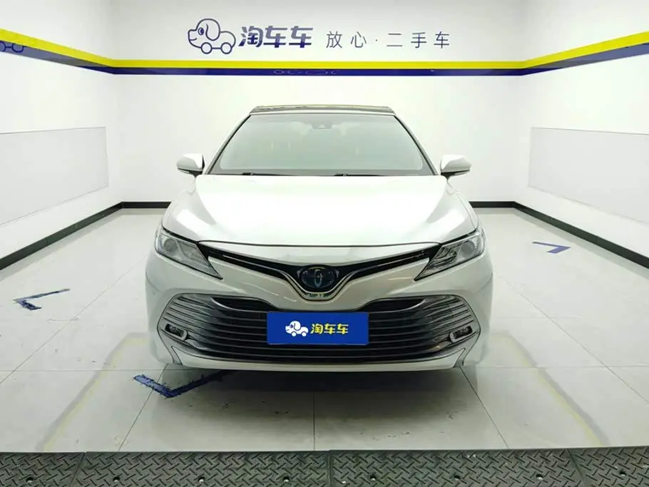 Toyota Camry 2019 — Фото 2/16