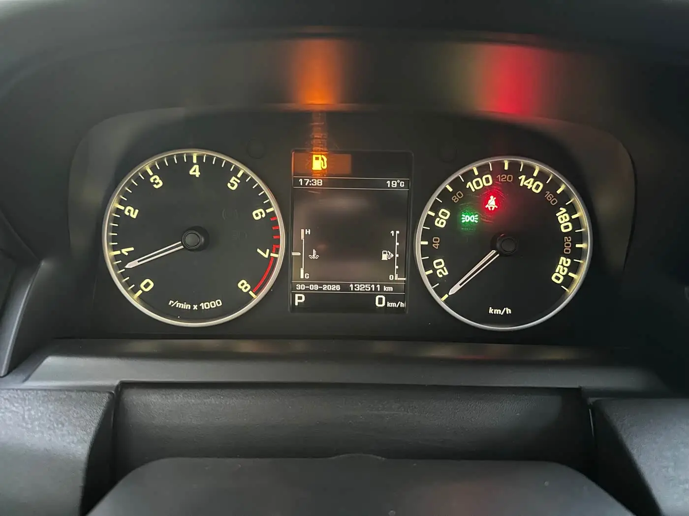 Land Rover Discovery 2015 — Şəkil 11/16