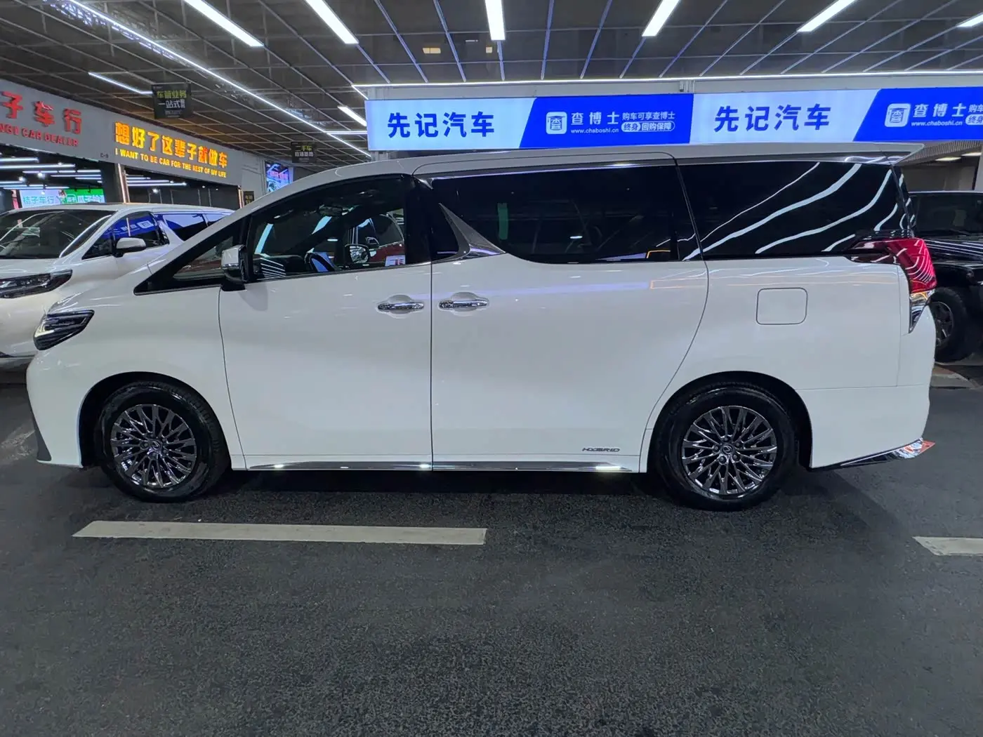 Lexus LM 2020 — Photo 7/13