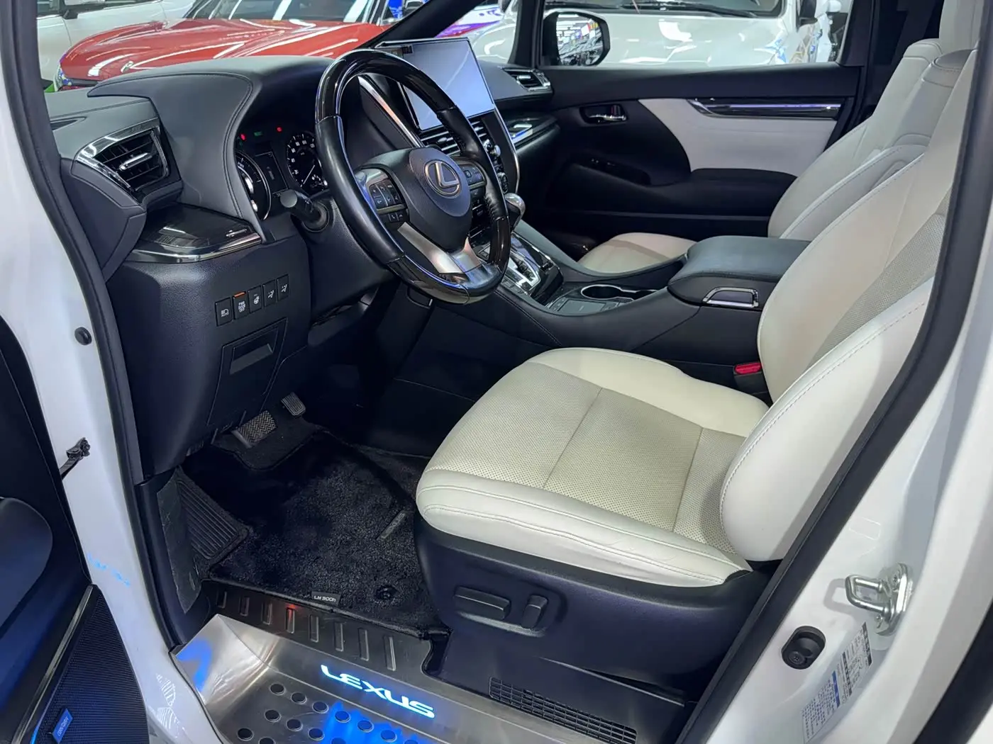 Lexus LM 2020 — Photo 9/13