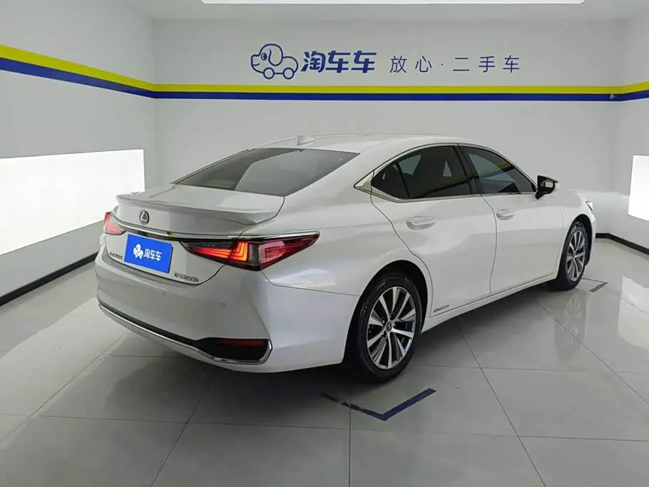 Lexus ES 2020 — Photo 3/16