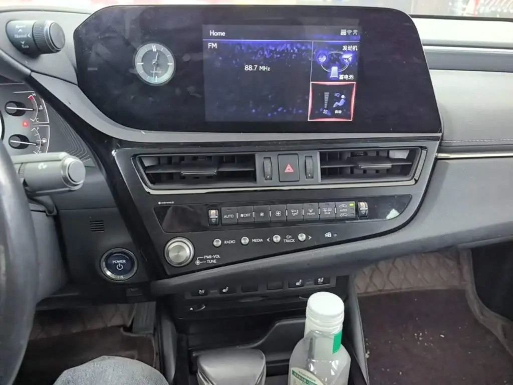 Lexus ES 2021 — Photo 13/20