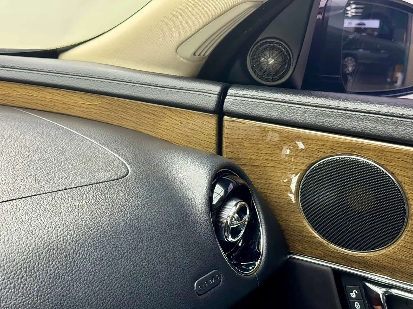 Jaguar XJ 2018 — Фото 14/17