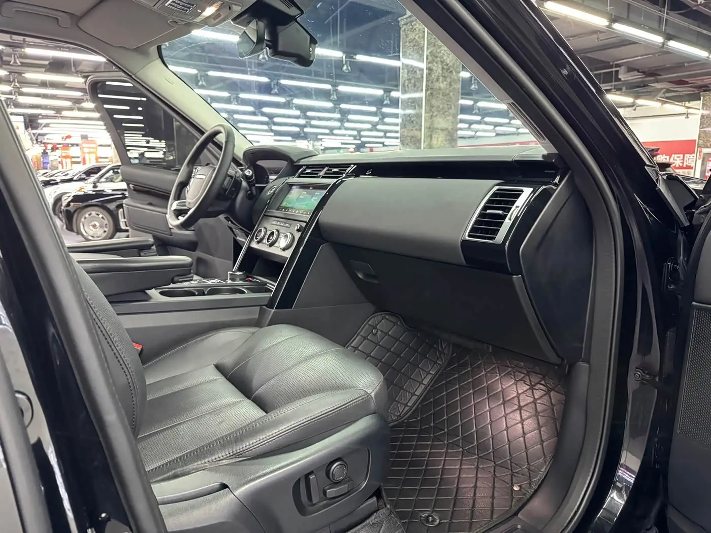 Land Rover Discovery 2020 — Photo 9/15