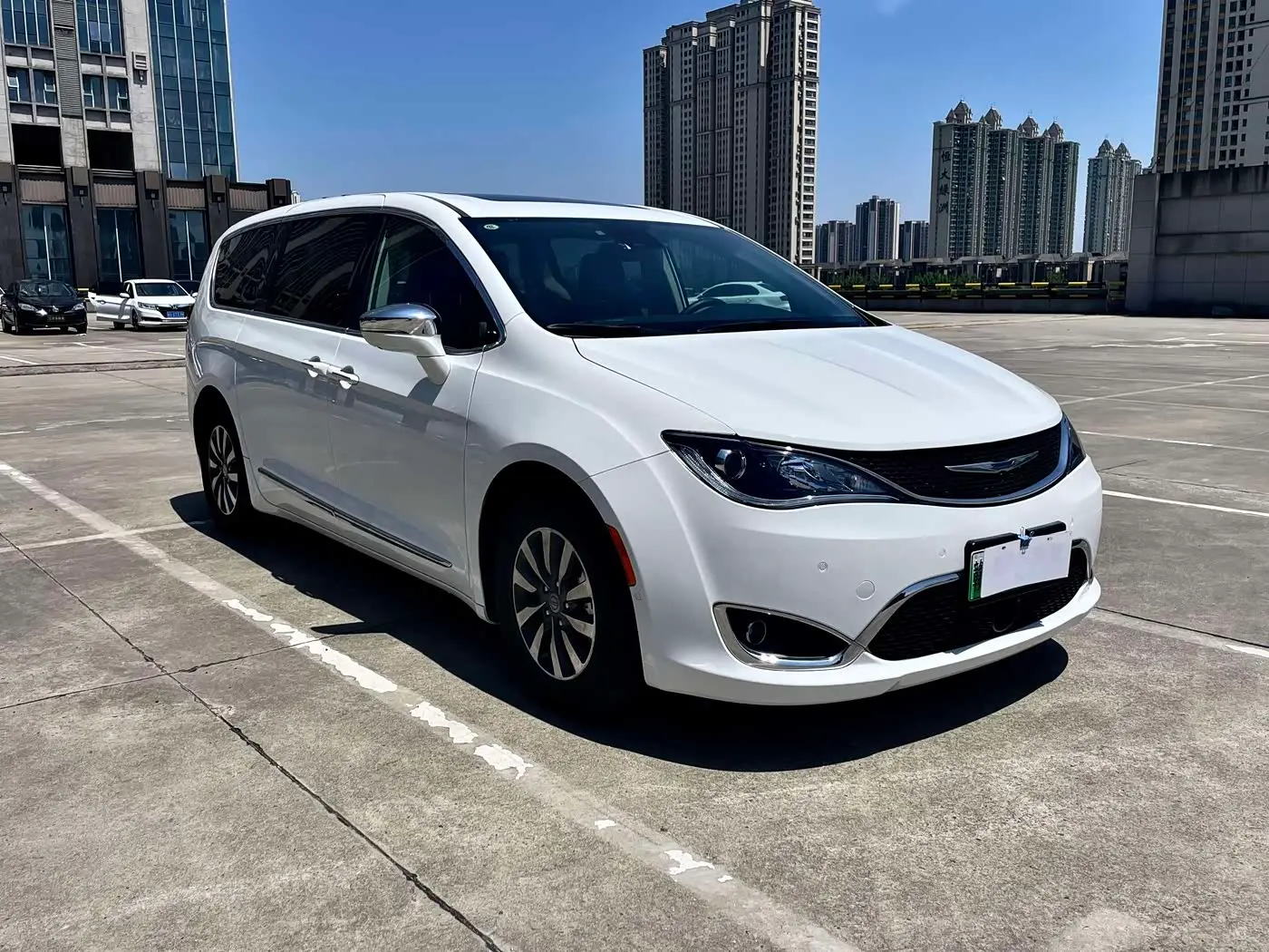 Chrysler Grand Caravan PHEV 2025 — Photo 2/16