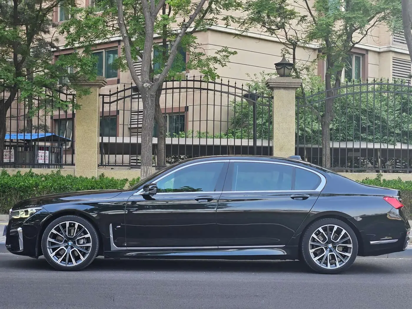 BMW 7 Series 2022 — Photo 2/20