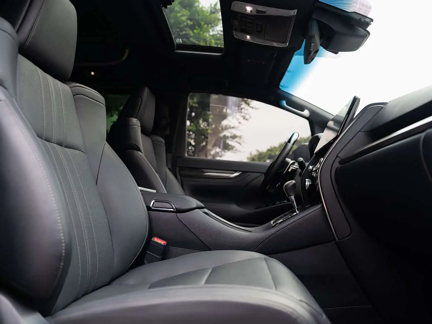 Lexus LM 2022 — Photo 7/18