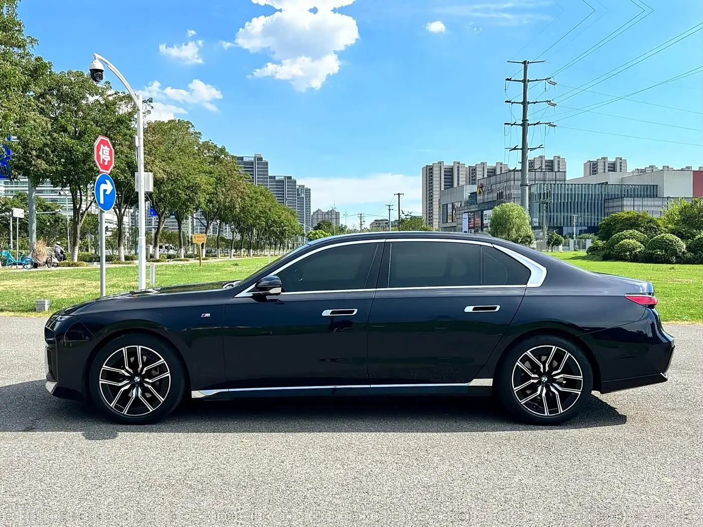 BMW 7 Series 2023 — Photo 9/17