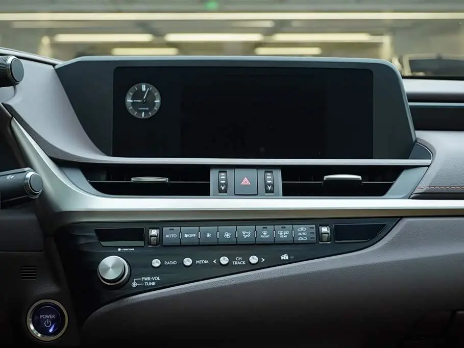 Lexus ES 2021 — Photo 19/20