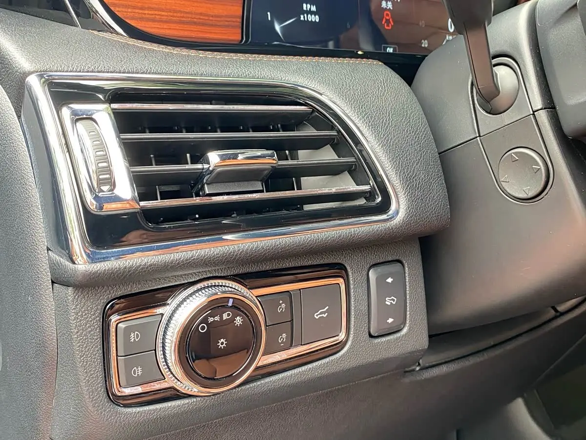 Lincoln Navigator 2019 — Photo 6/20