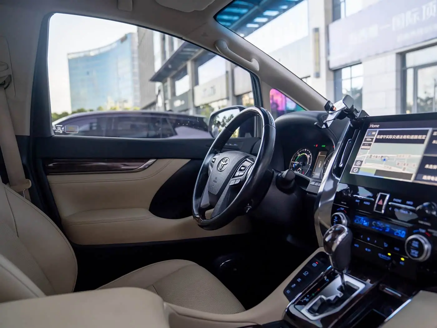 Toyota Alphard 2021 — Photo 18/18