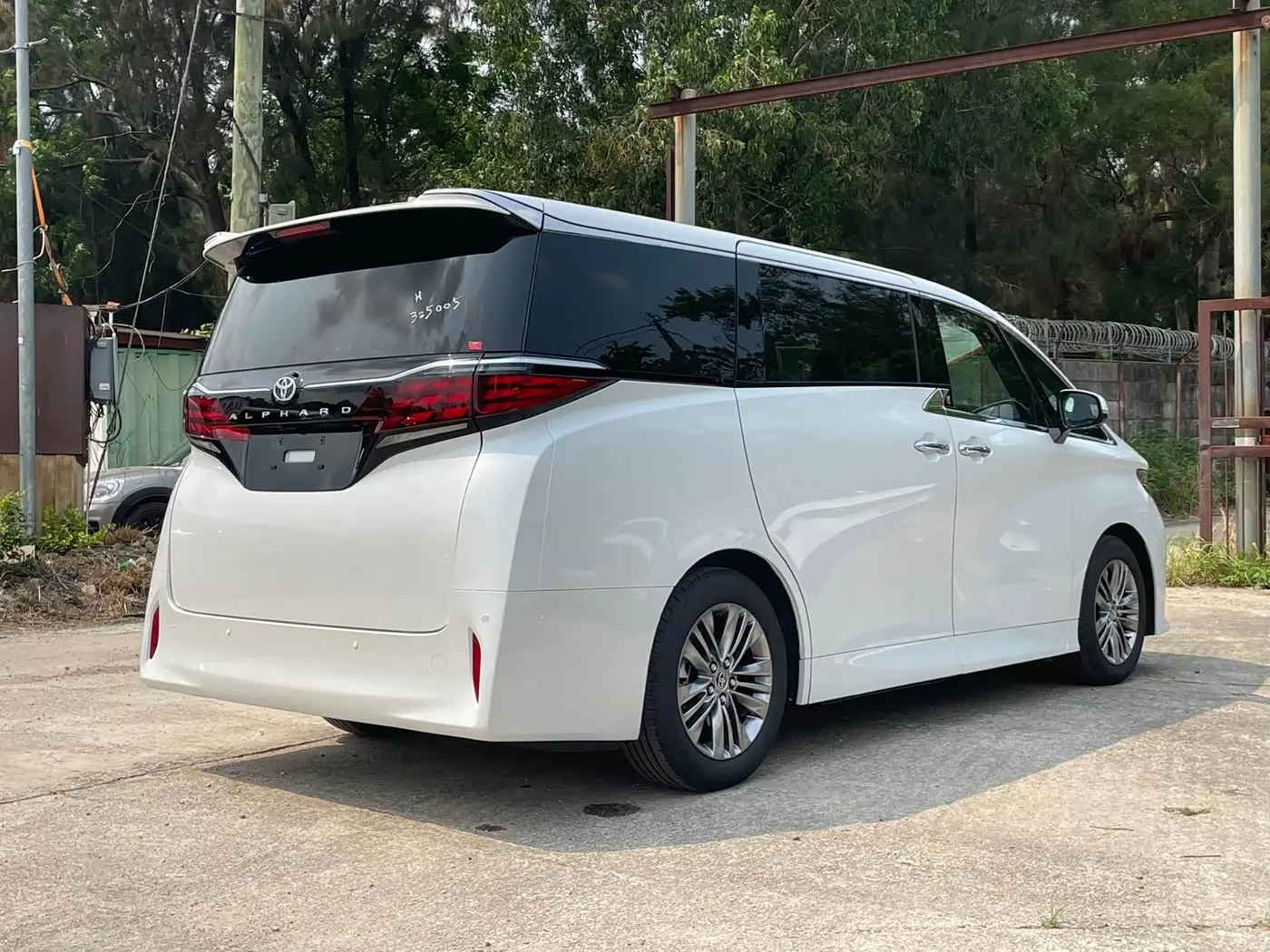 Toyota Alphard 2025 — Photo 6/14