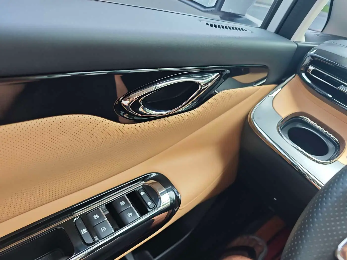GAC Trumpchi Trumpchi E8 NEV 2025 — Photo 16/20