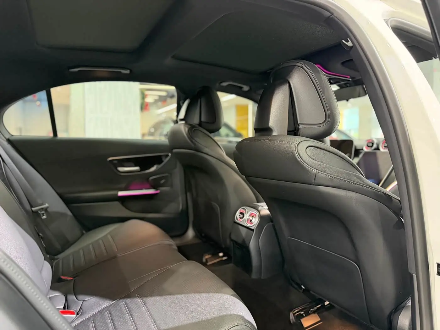 Mercedes-Benz C-Class 2024 — Photo 12/16