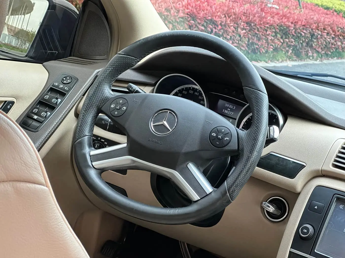 Mercedes-Benz R-Class 2017 — Şəkil 15/16