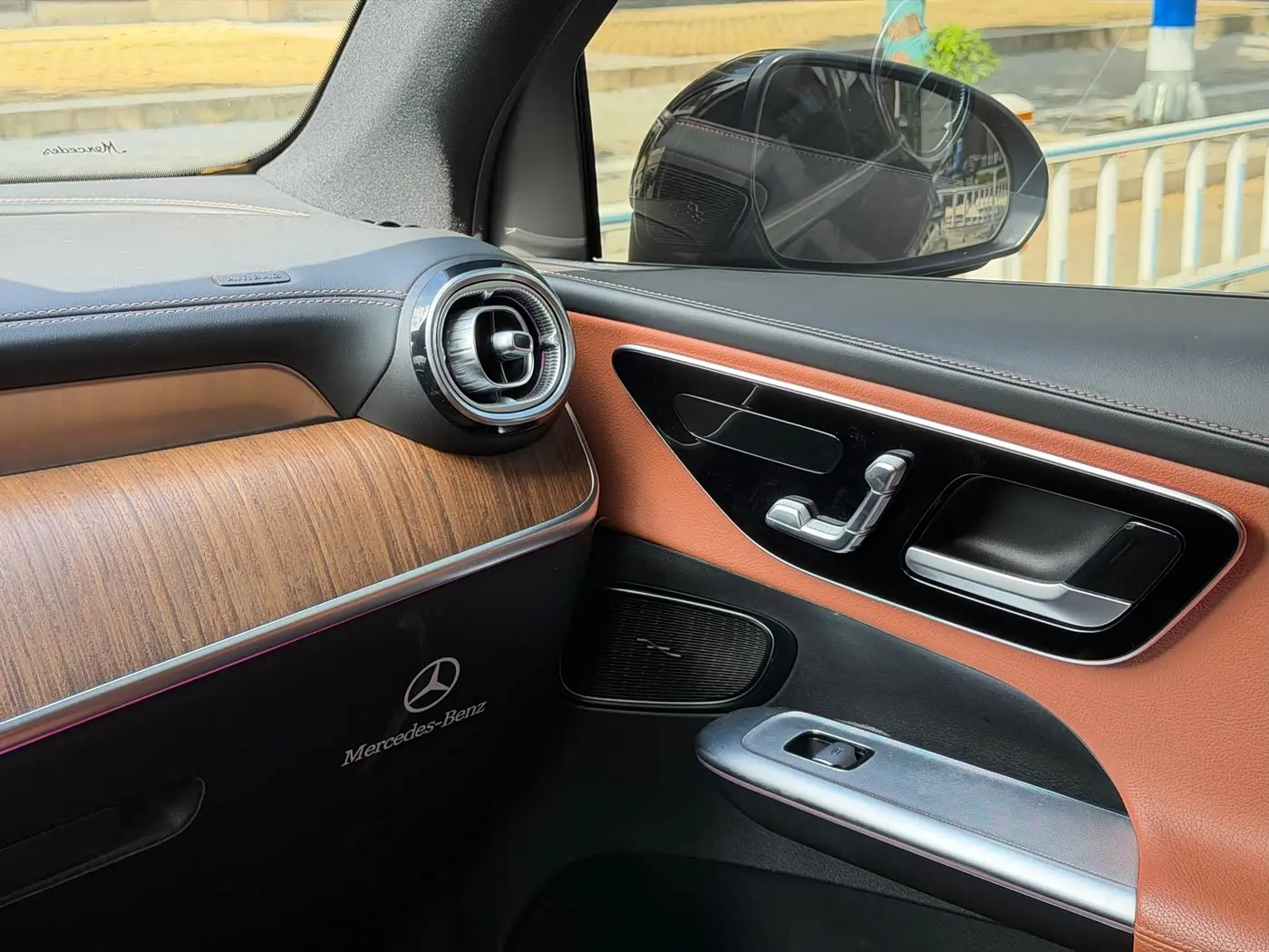 Mercedes-Benz GLC 2023 — Photo 11/12