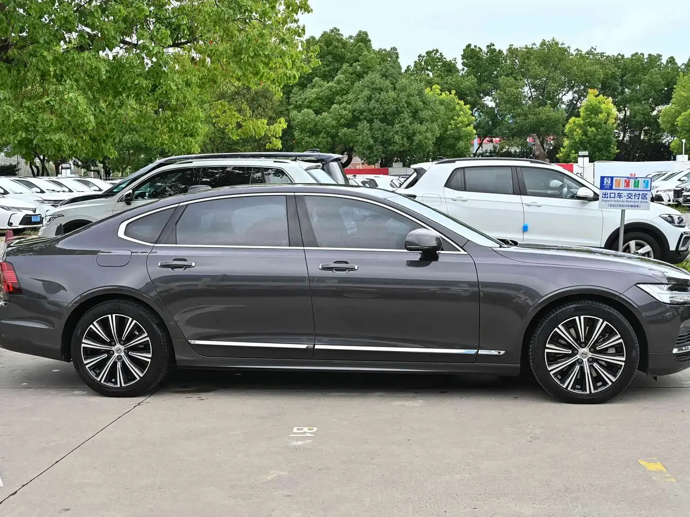 Volvo S90 Plug-in Hybrid 2021 — Photo 7/18