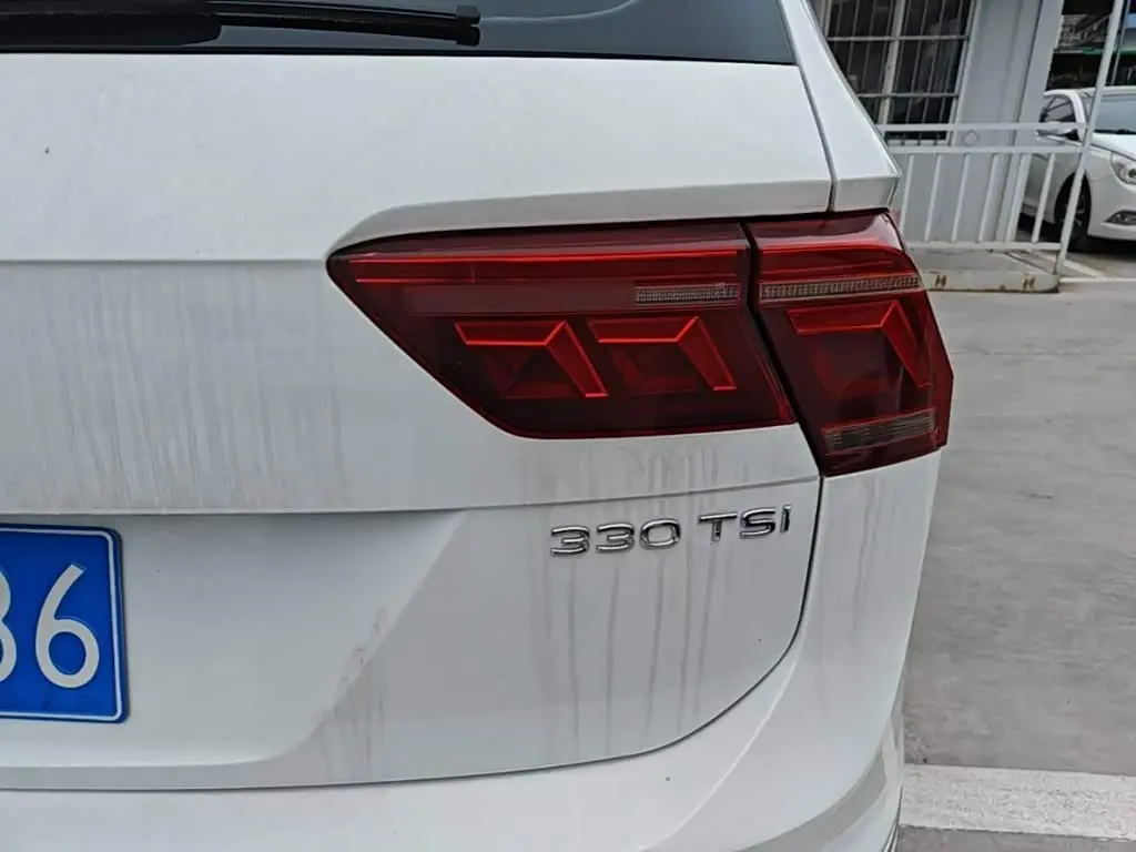 Volkswagen Tiguan L 2024 — Photo 8/20