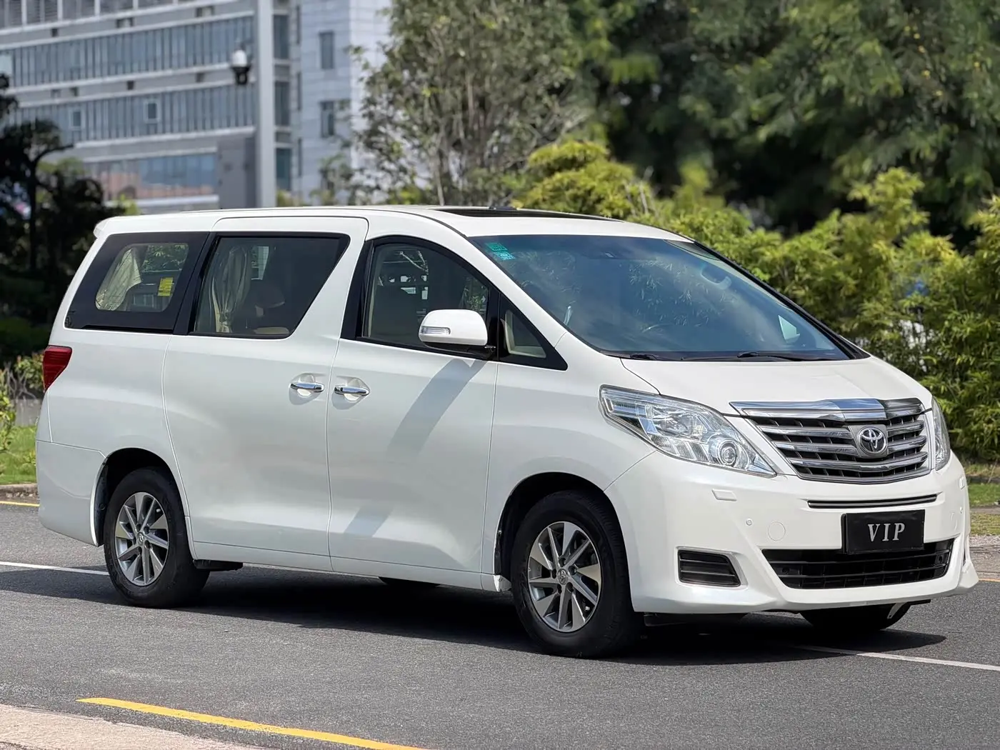 Toyota Alphard 2015 — Photo 1/15