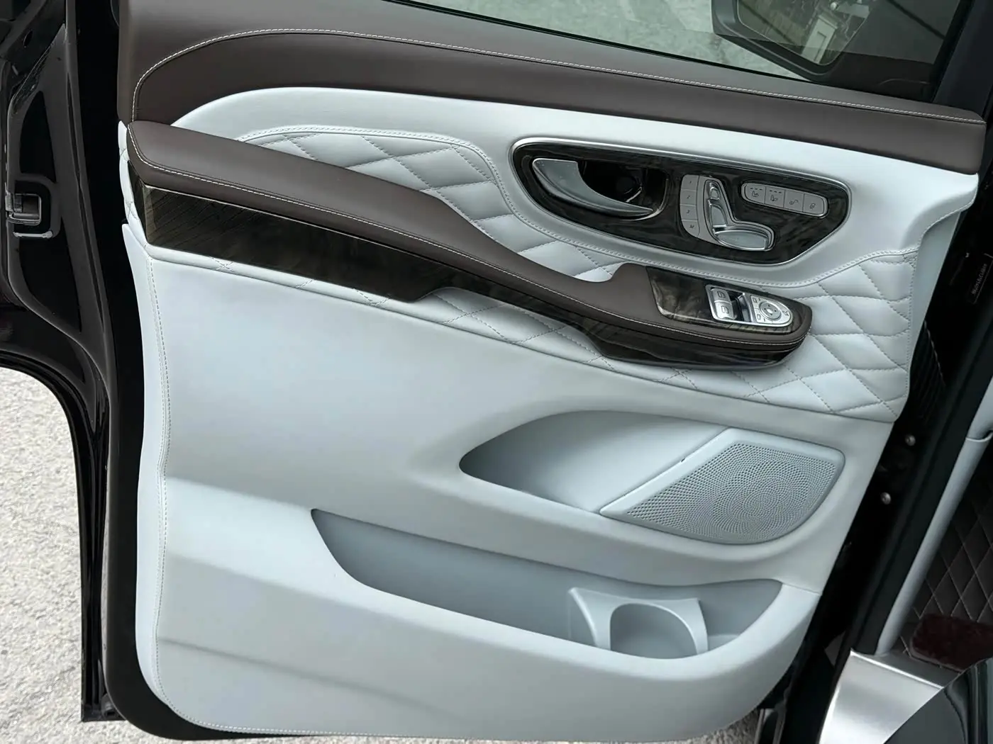 Mercedes-Benz V-Class 2022 — Photo 5/20