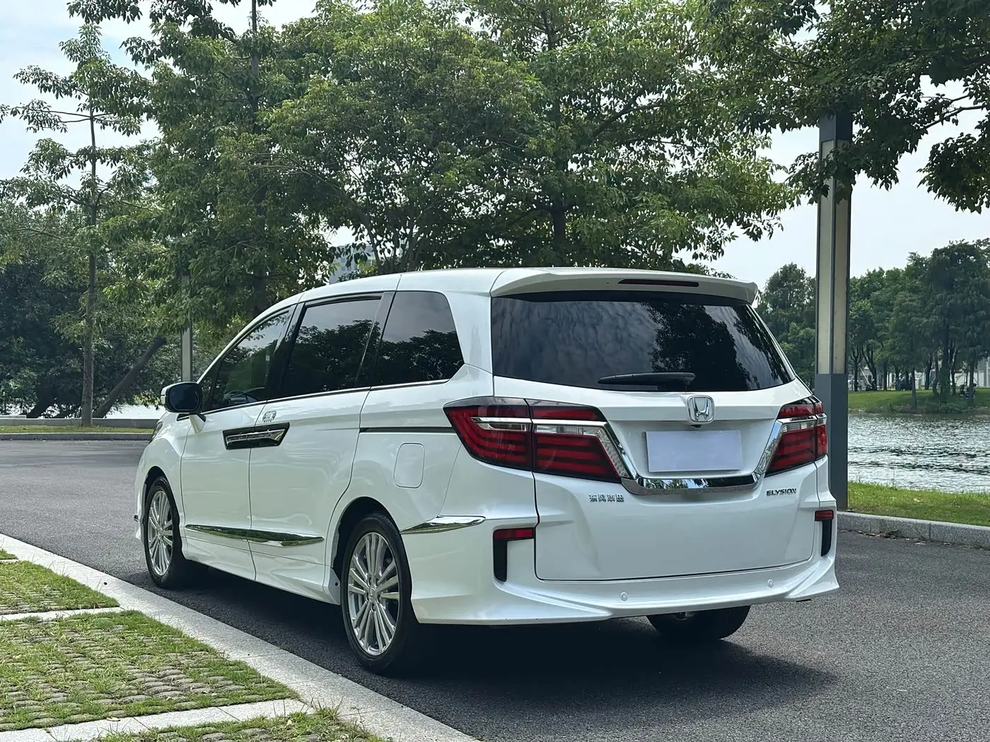 Honda Elysion 2018 — Photo 6/20
