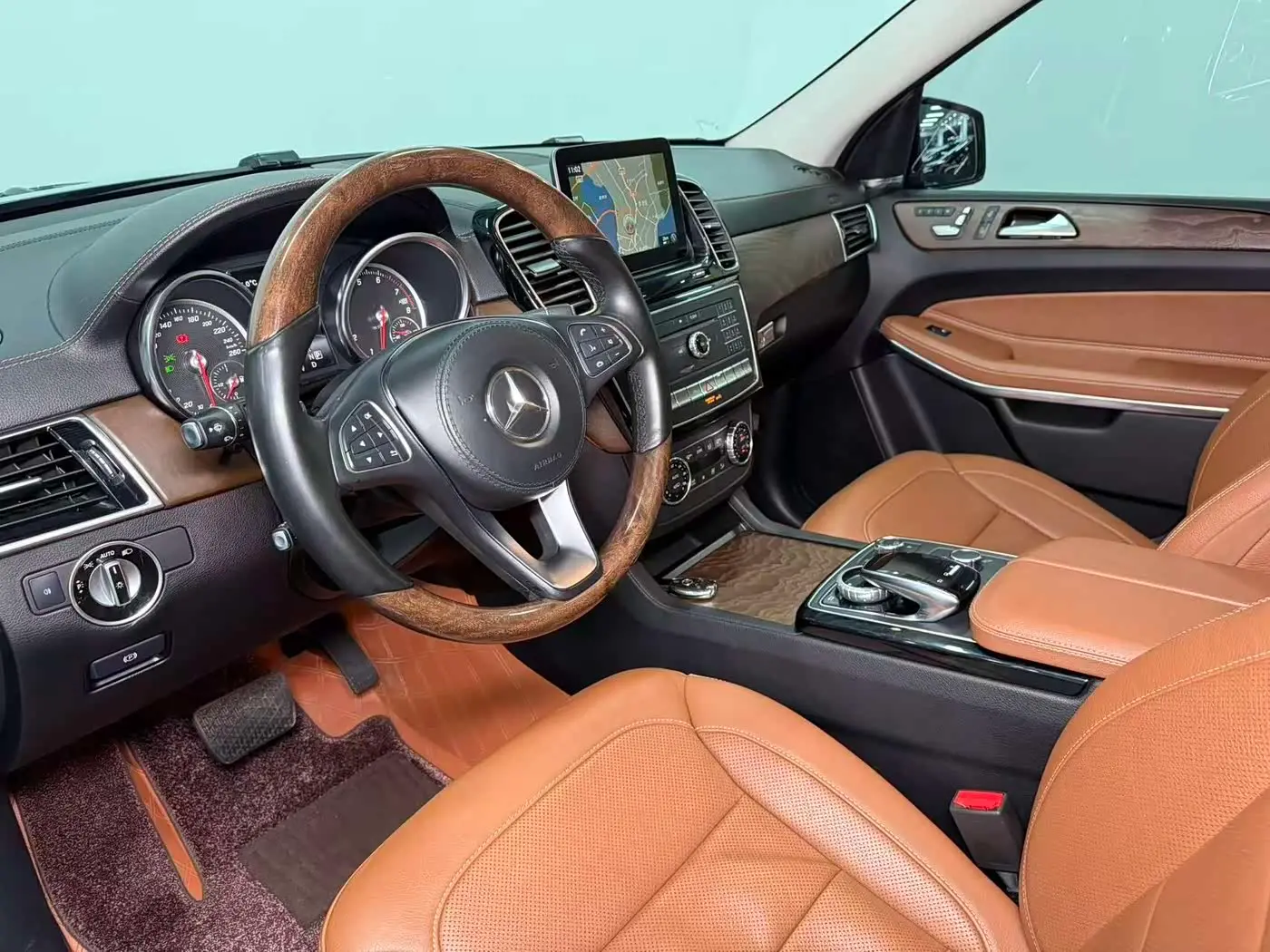 Mercedes-Benz GLS 2016 — Photo 10/17