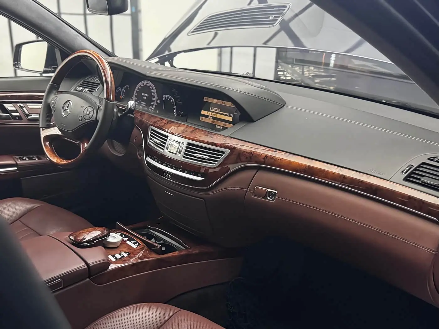 Mercedes-Benz S-Class 2012 — Photo 17/18