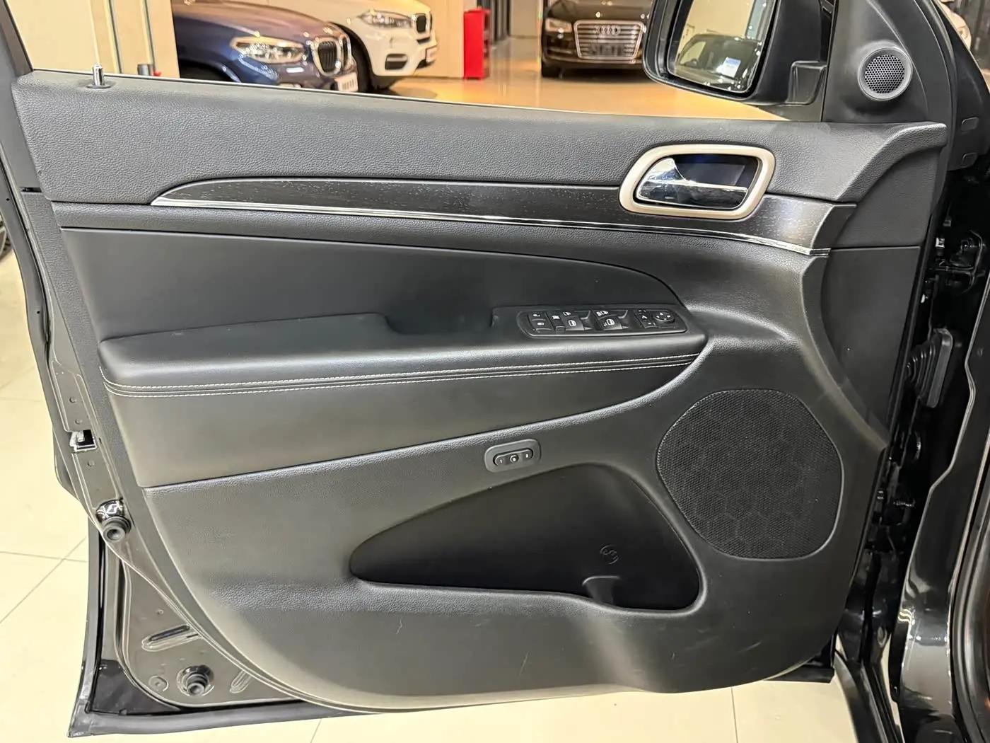Jeep Grand Cherokee 2015 — Фото 4/19