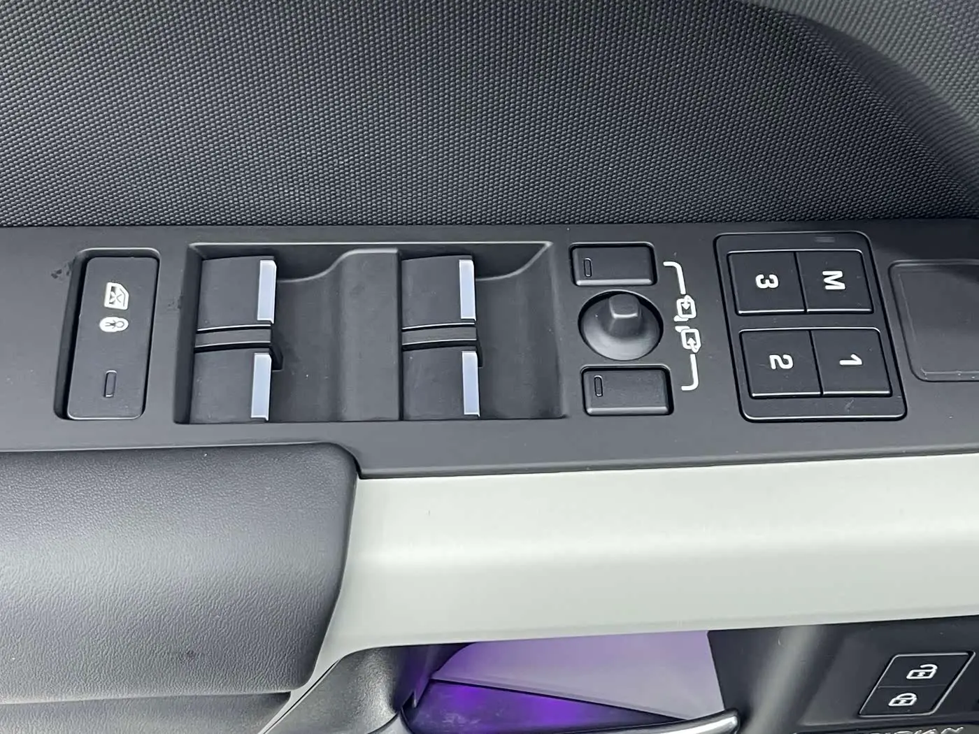 Land Rover Defender 2023 — Photo 17/20