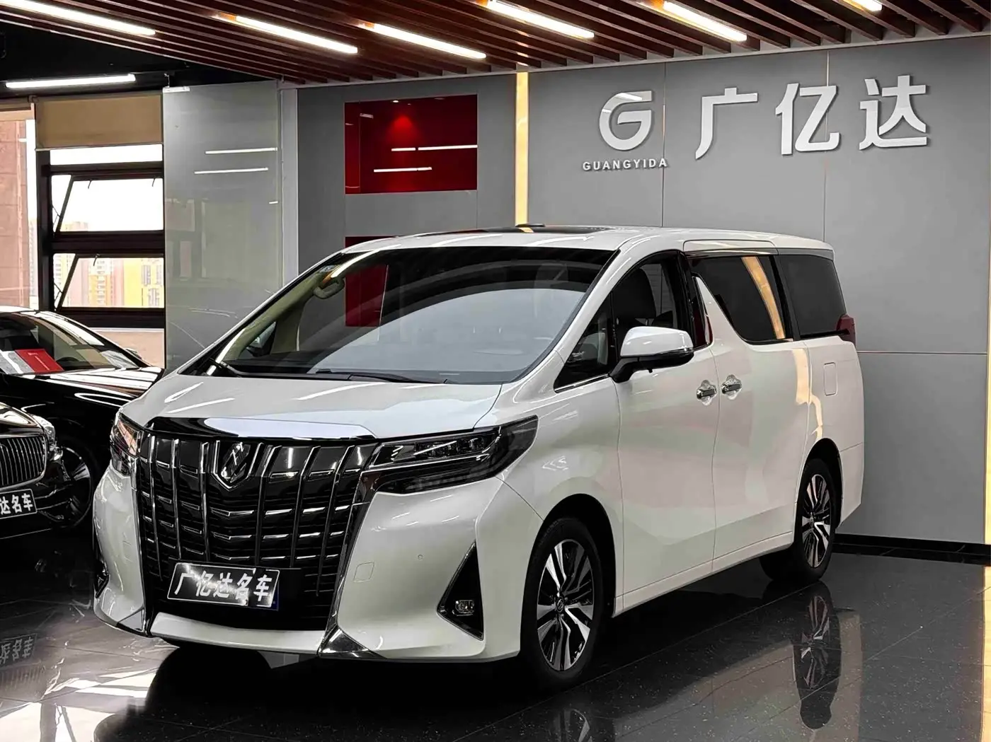Toyota Alphard 2019 — Photo 1/20