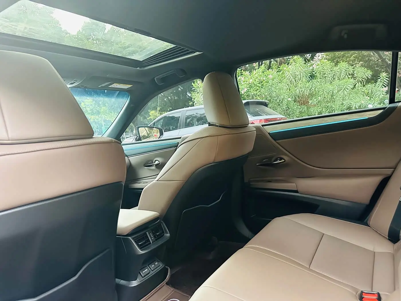 Lexus ES 2025 — Photo 16/19