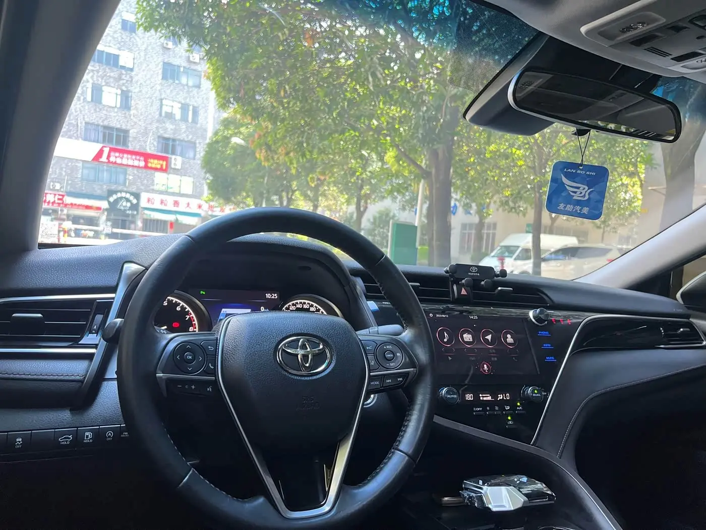 Toyota Camry 2019 — Photo 9/9
