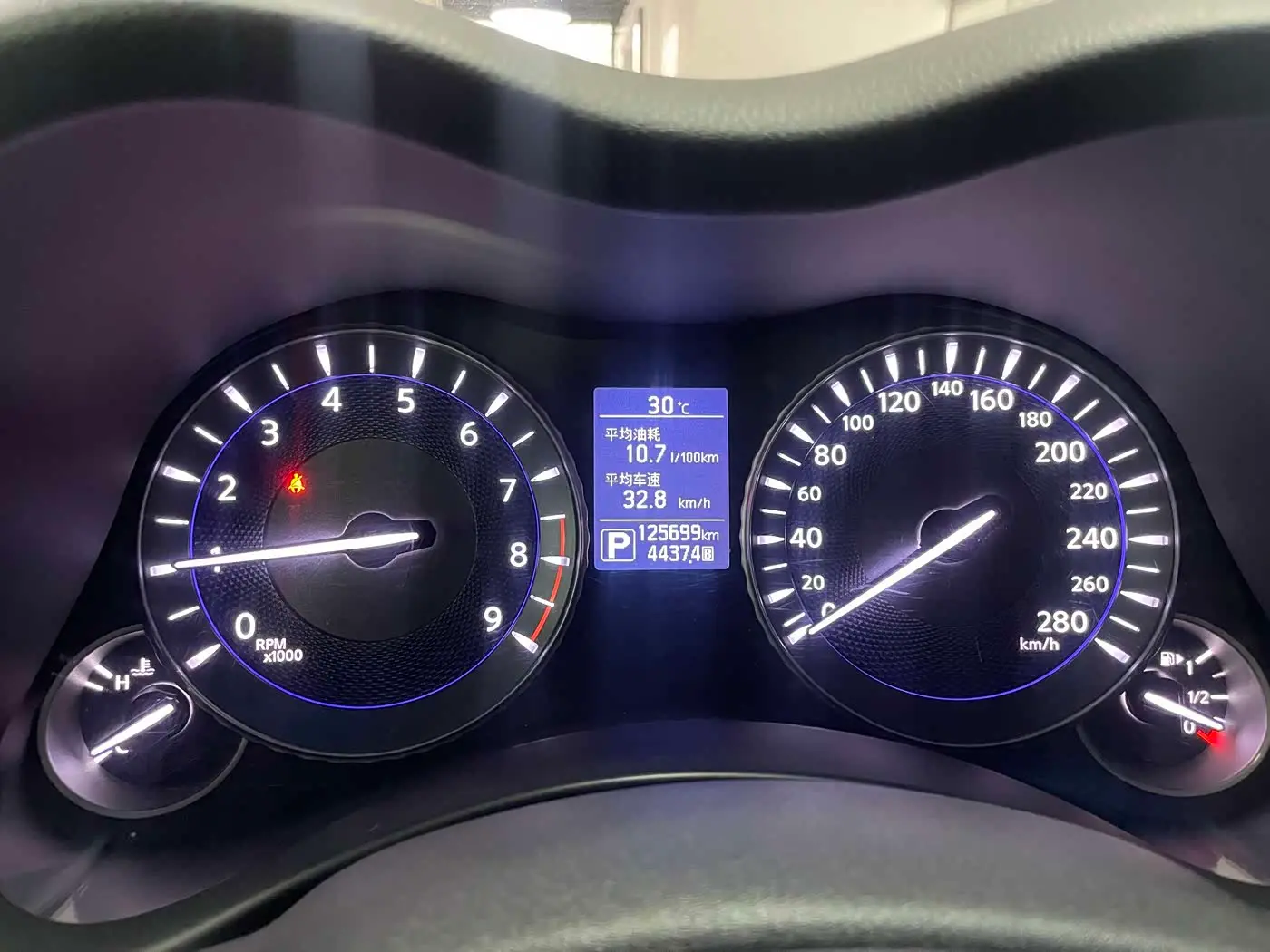 Infiniti Q70 2017 — Photo 10/18