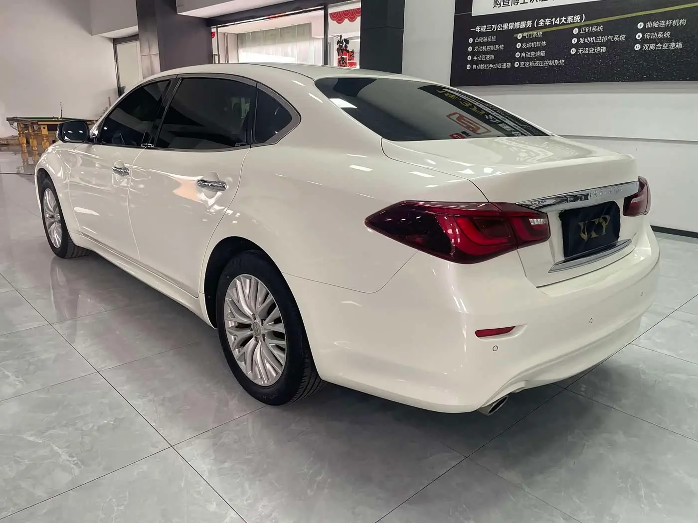 Infiniti Q70 2017 — Photo 6/18