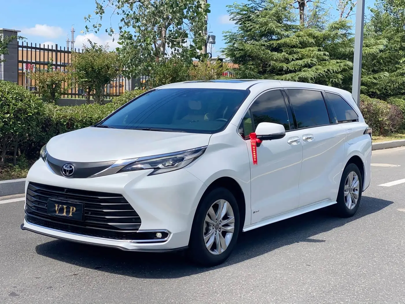 Toyota Sienna 2024 — Photo 1/20