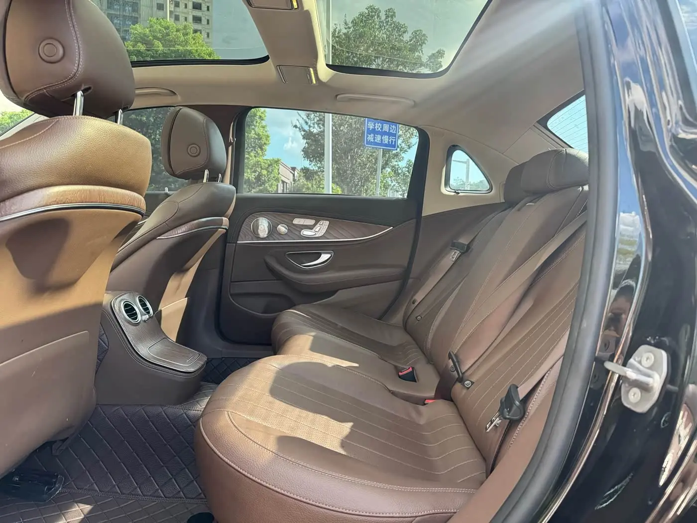 Mercedes-Benz E-Class 2022 — Photo 11/14