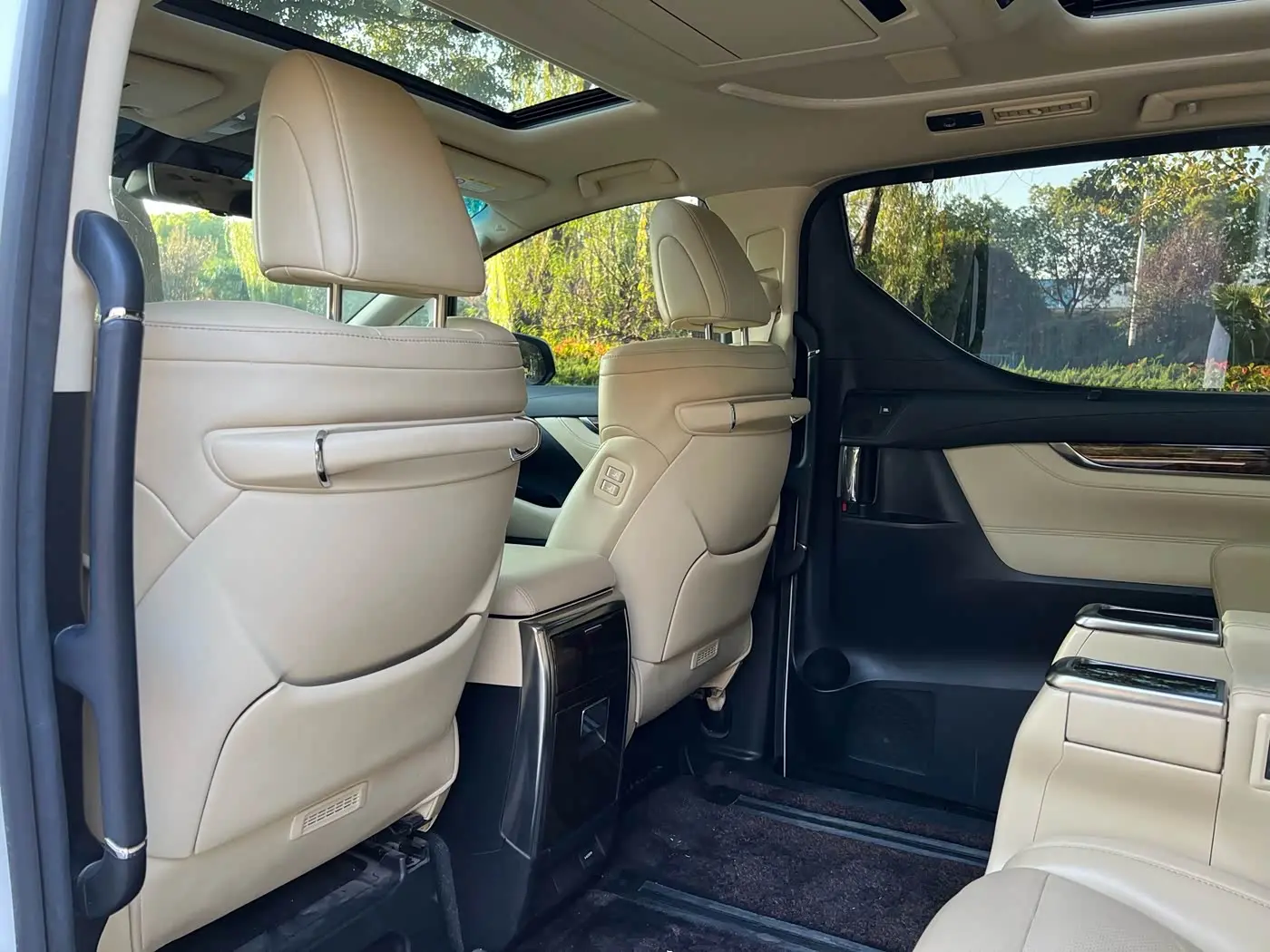 Toyota Alphard 2021 — Photo 13/20