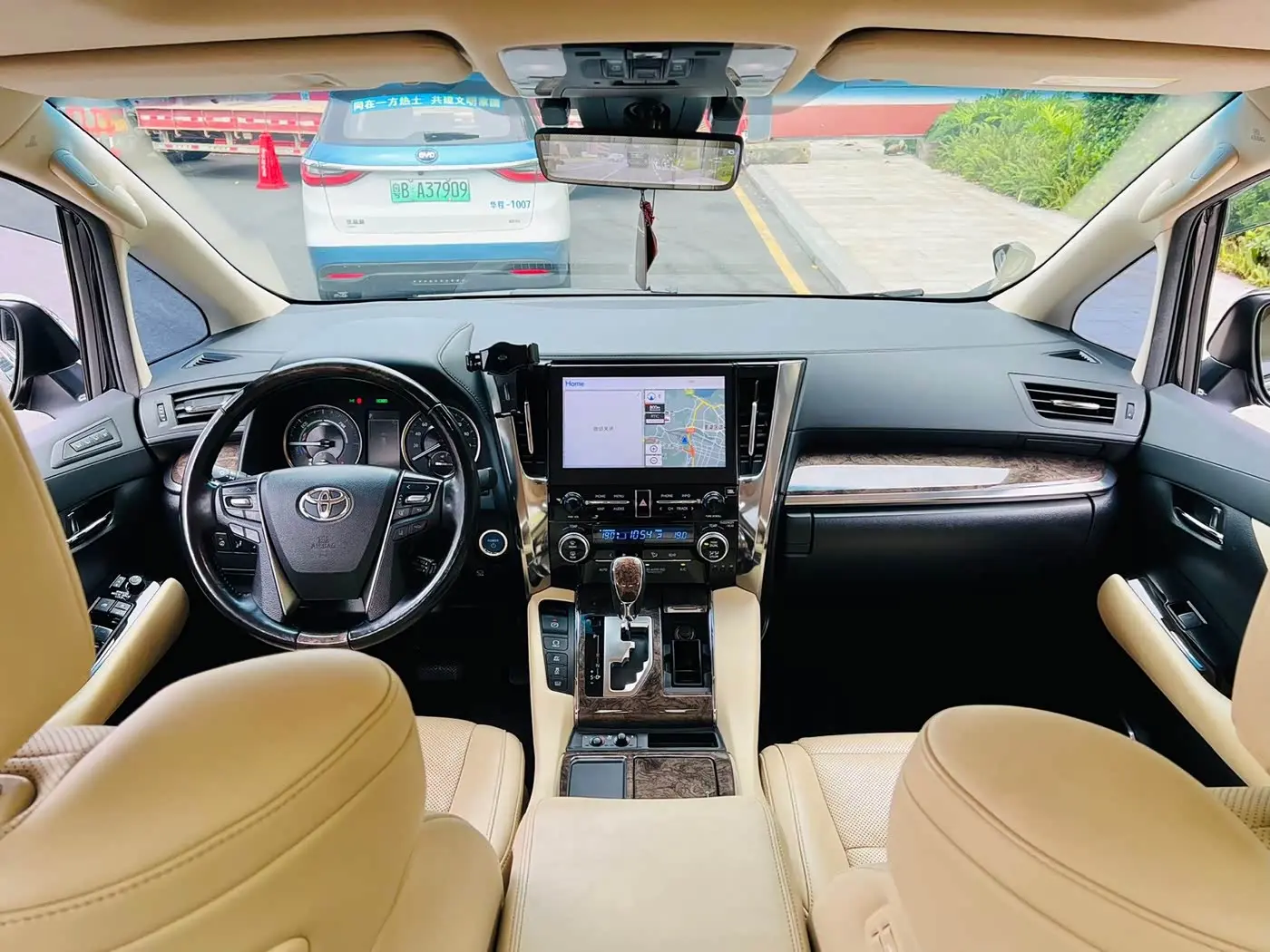 Toyota Alphard 2022 — Photo 5/10