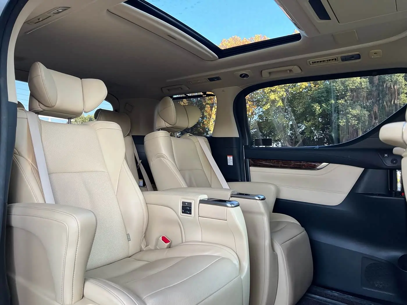 Toyota Alphard 2021 — Photo 17/20