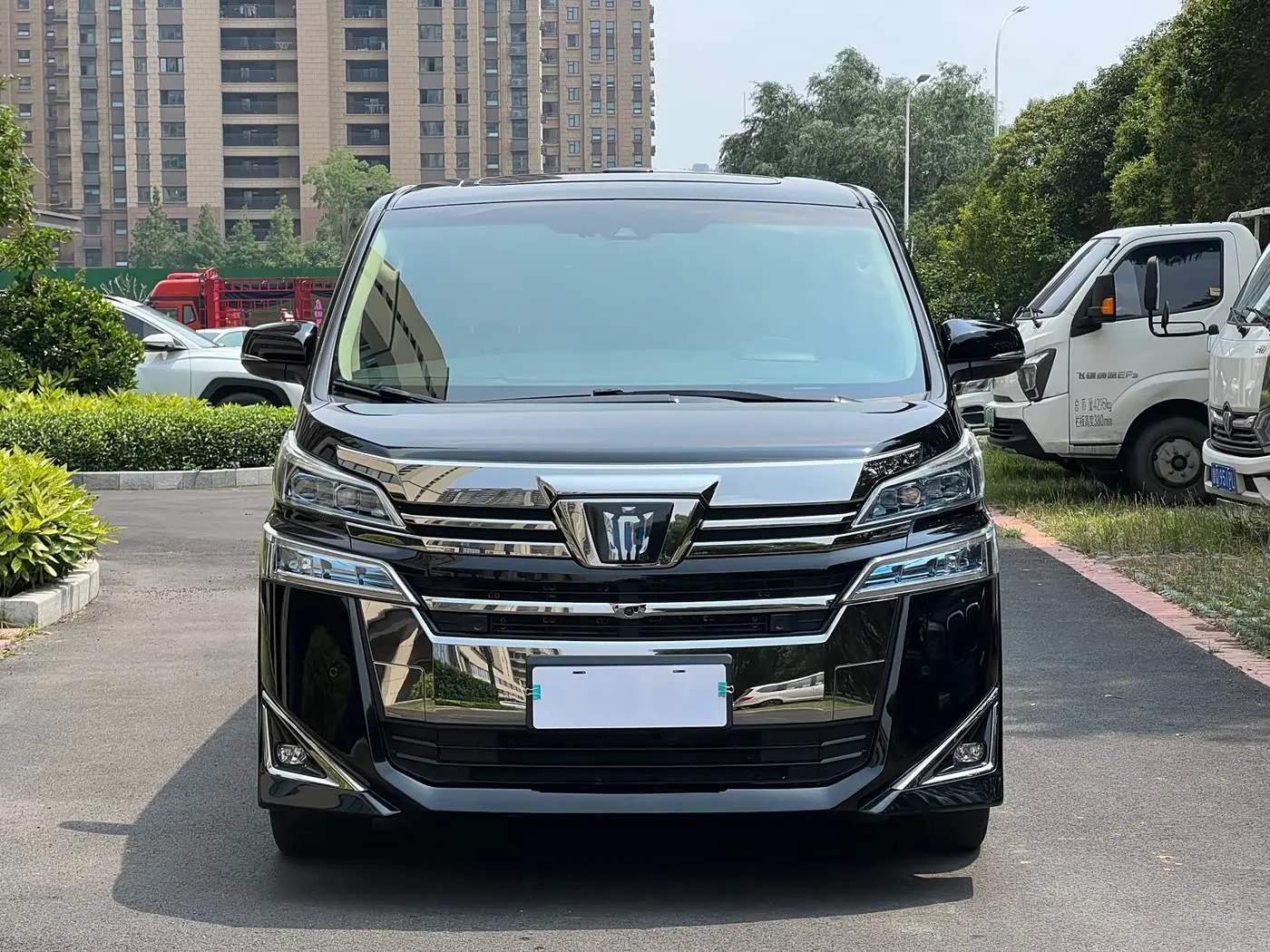 Toyota Vellfire 2022 — Photo 2/18