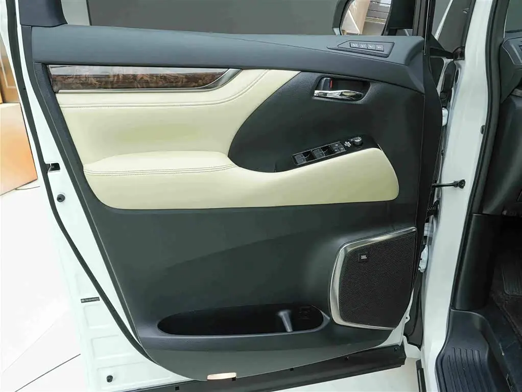 Toyota Alphard 2023 — Photo 16/20