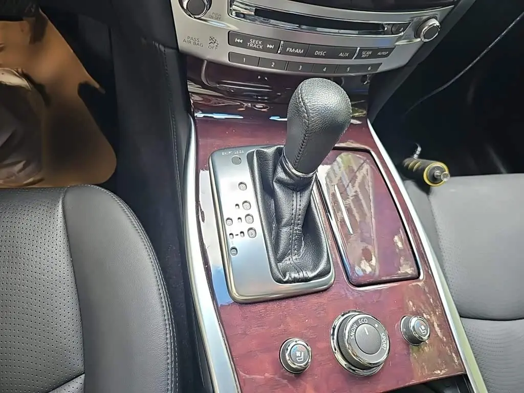 Infiniti Q70 2017 — Photo 7/20