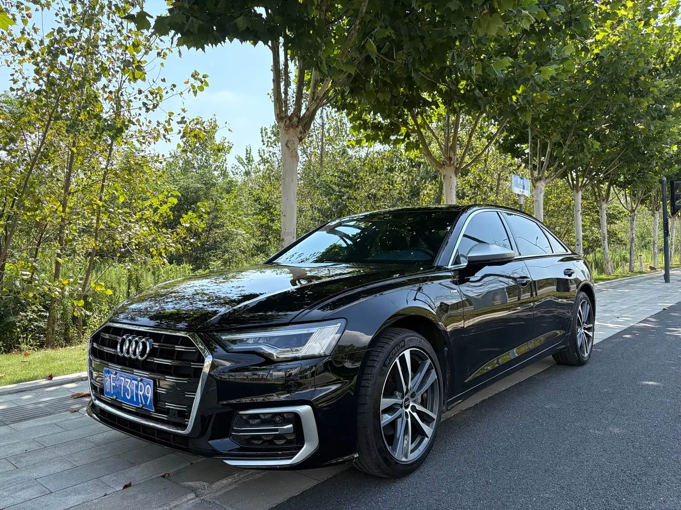 Audi A6L 2023 — Photo 1/17