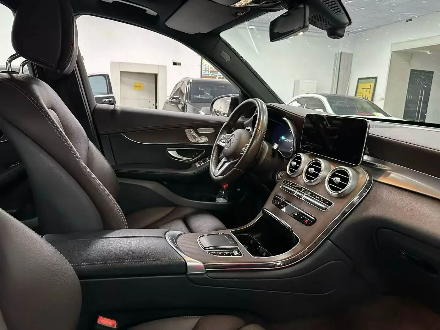 Mercedes-Benz GLC 2023 — Photo 6/9