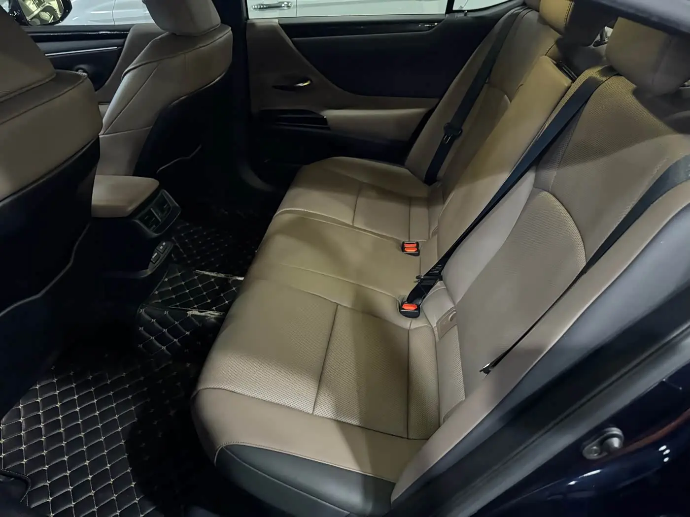 Lexus ES 2023 — Photo 6/17