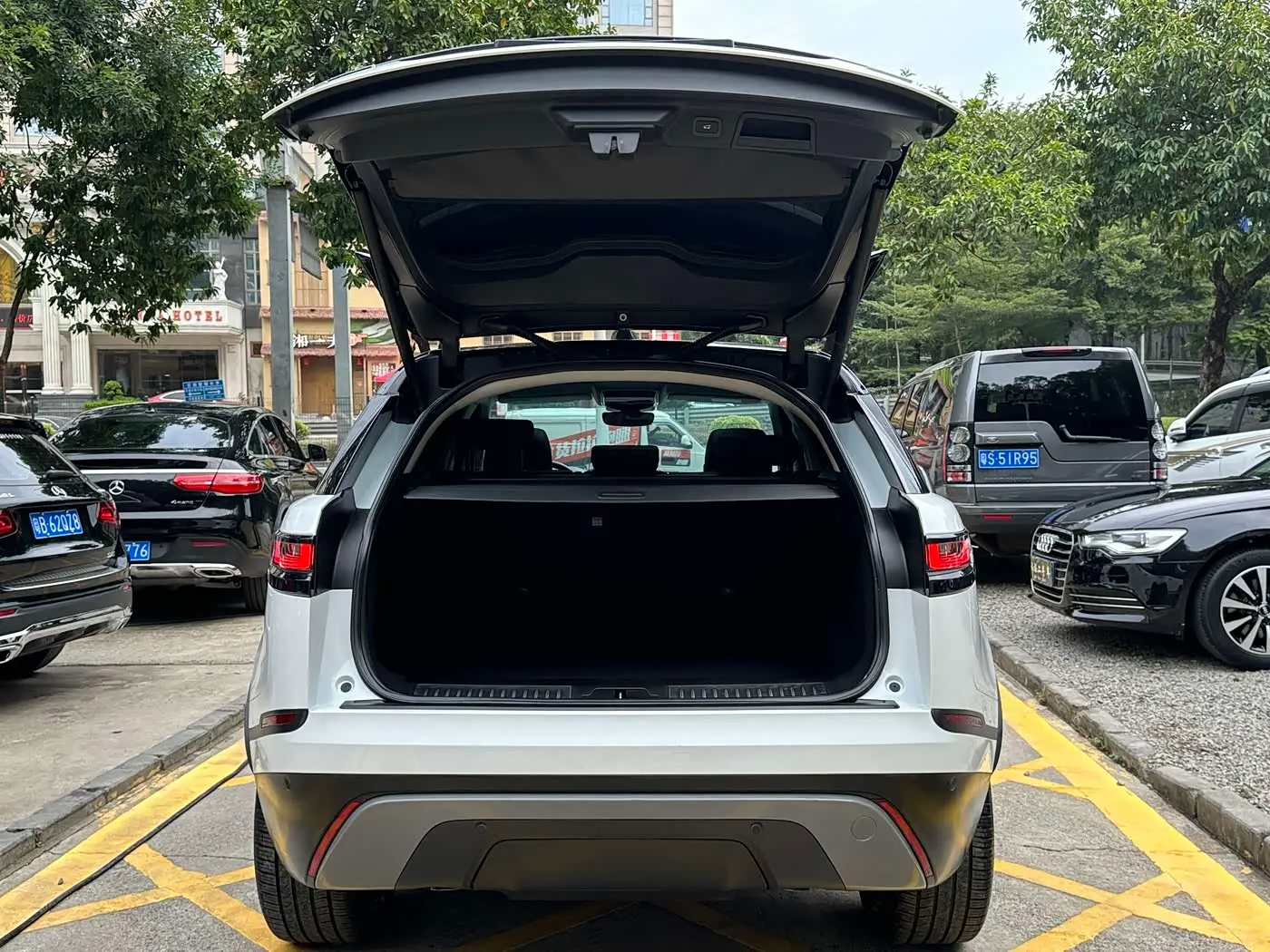 Land Rover Range Rover Velar 2019 — Photo 16/17