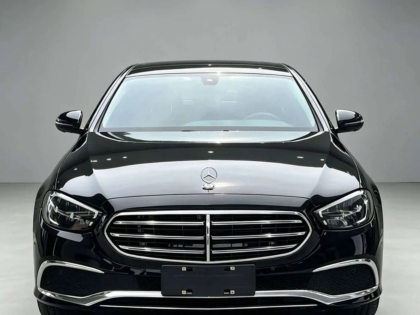 Mercedes-Benz E-Class 2023 — Photo 2/8
