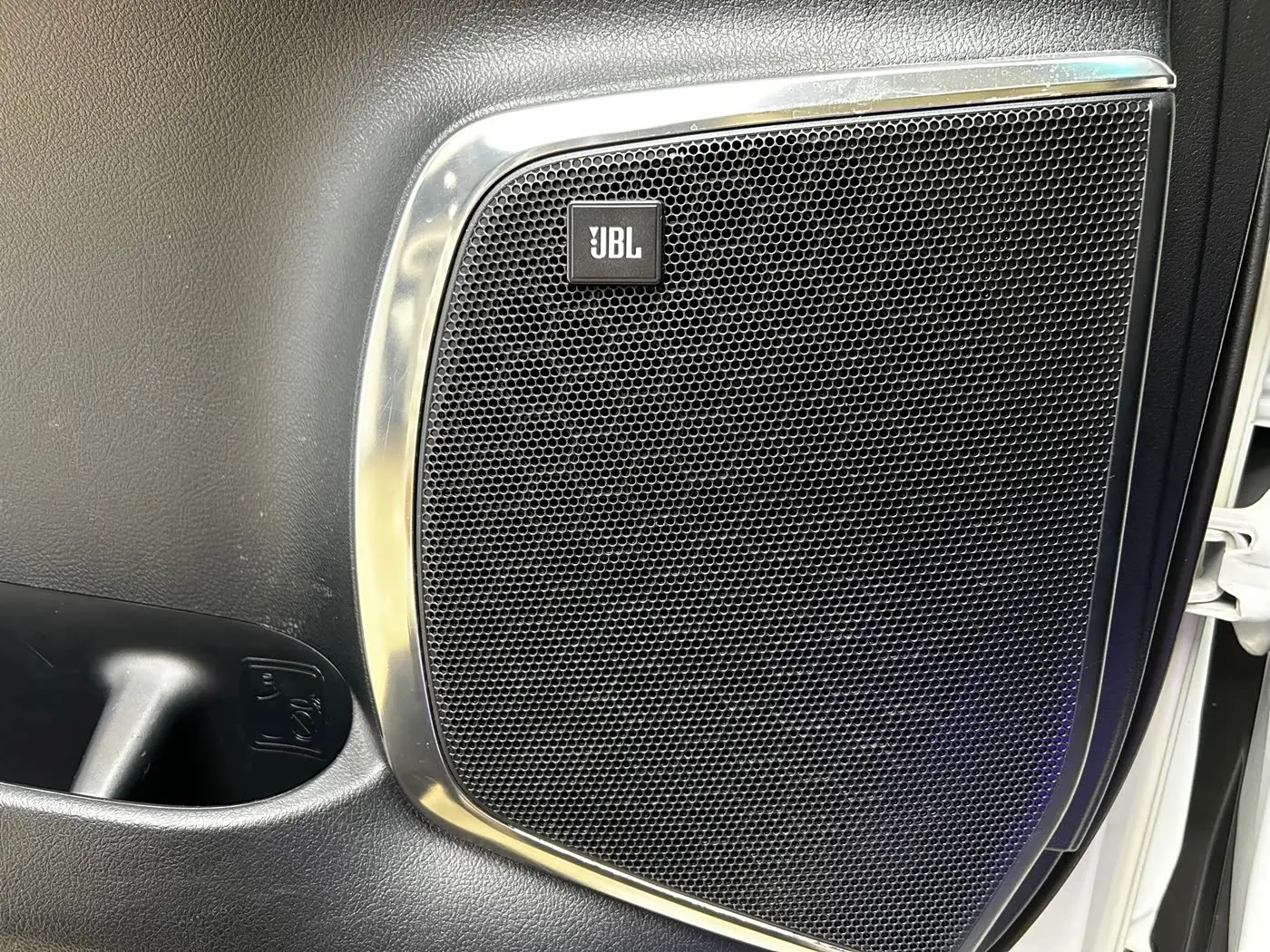 Toyota Alphard 2018 — Photo 8/20
