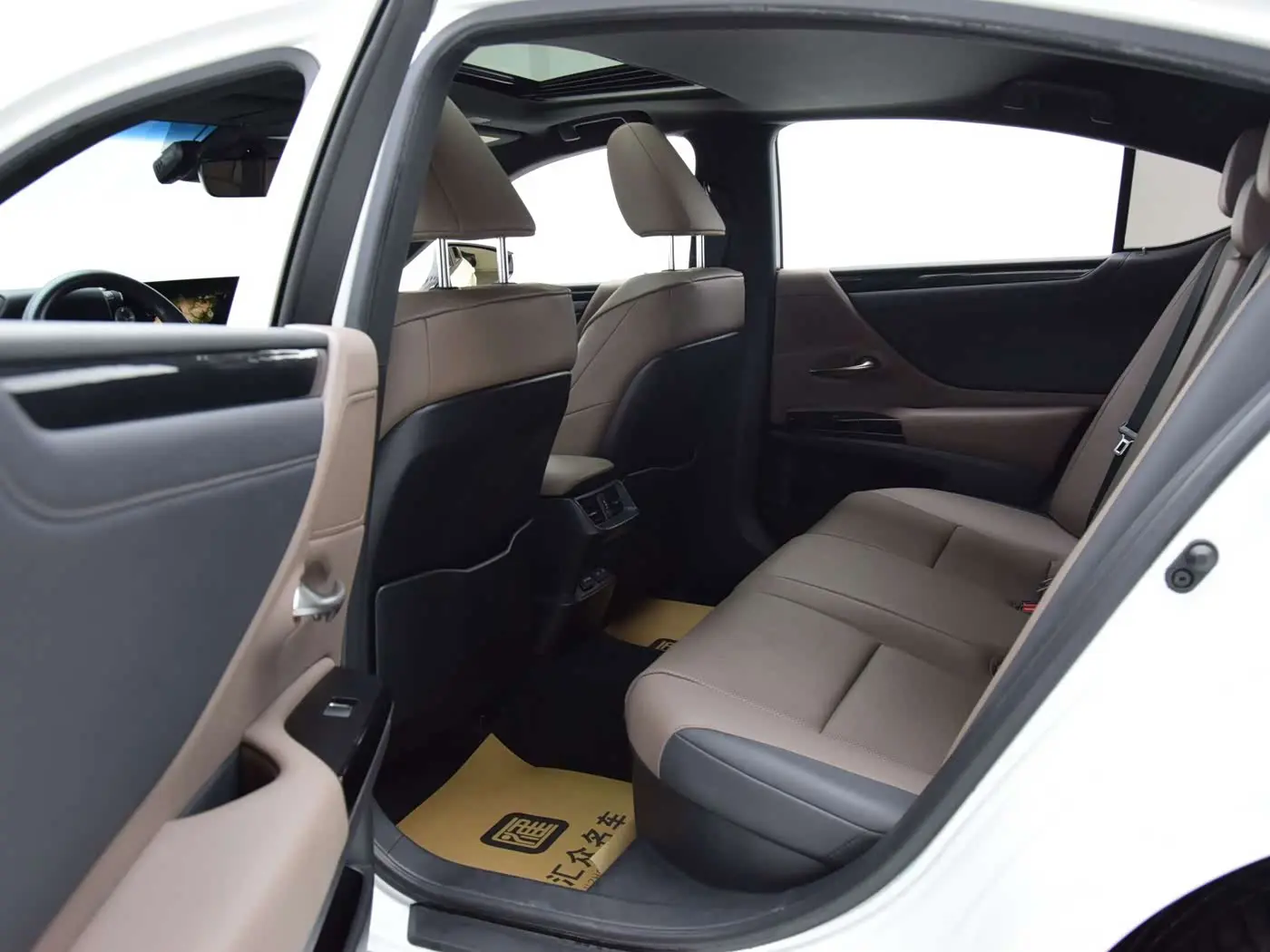 Lexus ES 2023 — Photo 8/20
