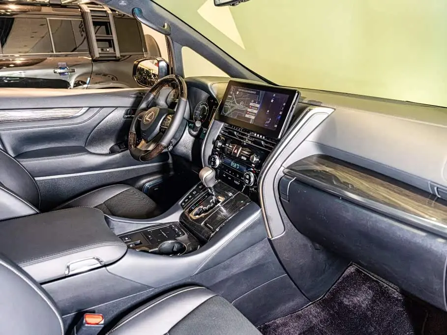 Lexus LM 2022 — Photo 9/20